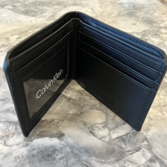 Calvin Klein Women’s Wallet - Picture 3 of 4